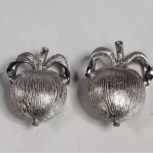Sarah Coventry Apple Silver Tone Clip On Earrings “Adam’s Delight” 0945